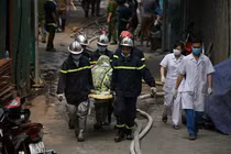 Lực lượng cứu hỏa chuyển thi thể nạn nhân ra xe cấp cứu