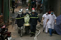 Lực lượng cứu hỏa chuyển thi thể nạn nhân ra xe cấp cứu