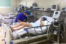 Điều trị cho bệnh nhi mắc viêm não Nhật Bản tại Bệnh viện Nhi Trung ương.