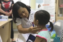 TS. Nguyễn Việt Hoa - Trưởng khoa Phẫu thuật nhi và trẻ sơ sinh thăm khám cho trẻ.