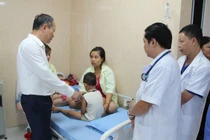 Một em bé mầm non được điều trị tại Trung tâm Y tế huyện Cẩm Khê (Ảnh: VTV)