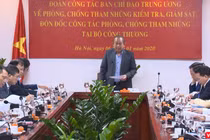 Phó Thủ tướng Thường trực Chính phủ Trương Hòa Bình làm việc tại Bộ Công thương.