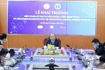 Thủ tướng Chính phủ Nguyễn Xuân Phúc; Phó Thủ tướng Vũ Đức Đam tới dự sự kiện ra mắt nền tảng hỗ trợ khám, chữa bệnh từ xa tại trụ sở Bộ TT&TT. Ảnh Thống Nhất/TTXVN.