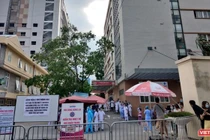 Bác sĩ và bệnh nhân Bệnh viện E đếm ngược thời gian chờ dỡ bỏ phong tỏa. Ảnh: Minh Thúy