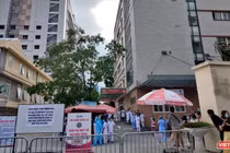 Bác sĩ và bệnh nhân Bệnh viện E đếm ngược thời gian chờ dỡ bỏ phong tỏa. Ảnh: Minh Thúy