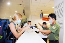 Các cán bộ Công an cửa khẩu Cảng hàng không Quốc tế Nội Bài thuộc Cục quản lý xuất, nhập cảnh Bộ Công an vẫn đang lặng thầm làm nhiệm vụ, đối mặt với hiểm nguy ở nơi “tuyến đầu” với dịch COVID-19.