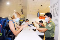 Các cán bộ Công an cửa khẩu Cảng hàng không Quốc tế Nội Bài thuộc Cục quản lý xuất, nhập cảnh Bộ Công an vẫn đang lặng thầm làm nhiệm vụ, đối mặt với hiểm nguy ở nơi “tuyến đầu” với dịch COVID-19.