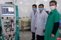 Ông Masuda Chikahiro - Trưởng Văn phòng chi nhánh JICA Việt Nam tại TP. Hồ Chí Minh (người thứ nhất, từ phải qua) - trao tặng máy ECMO cho BS. Nguyễn Trí Thức - Giám đốc Bệnh viện Chợ Rẫy (người đứng giữa). Ảnh: JICA.