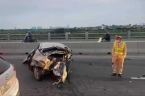 Tai nạn trên cầu Vĩnh Tuy, ô tô văng xa 20 mét