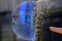 Người dân ùn ùn mở tài khoản, liệu có ‘bong bóng’ trên thị trường chứng khoán? 