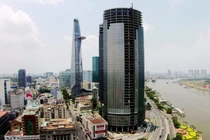 Dự án Saigon One Tower (phải) dang dở trên đất vàng quận 1, Tp. HCM 