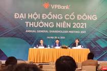 Chủ tịch VPBank Ngô Chính Dũng (ngồi giữa) làm Chủ toạ tại ĐHĐCĐ thường niên năm 2021 của VPBank