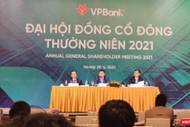 Chủ tịch VPBank Ngô Chính Dũng (ngồi giữa) làm Chủ toạ tại ĐHĐCĐ thường niên năm 2021 của VPBank