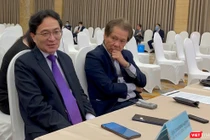 Đương kim Chủ tịch Eximbank Yasuhiro Saitoh (trái) và Thành viên HĐQT độc lập Lê Minh Quốc chia sẻ với phóng viên sau phiên AGM 2021 bất thành.