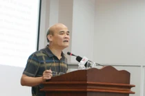 Ông Nguyễn Huy Quang – Vụ trưởng Vụ Pháp chế (Bộ Y tế) báo cáo tại hội nghị