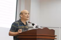 Ông Nguyễn Huy Quang – Vụ trưởng Vụ Pháp chế (Bộ Y tế) báo cáo tại hội nghị