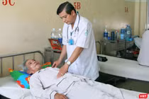 Bác sĩ chăm sóc cho bệnh nhân sốt xuất huyết. Ảnh: Minh Thảo 