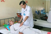 Bác sĩ chăm sóc cho bệnh nhân sốt xuất huyết. Ảnh: Minh Thảo 