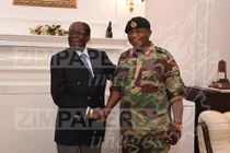 Tươi cười bắt tay 