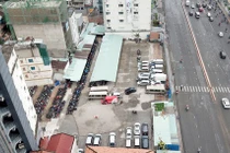 Khu "đất vàng" số 7 - 9 Tôn Đức Thắng được chủ đầu tư quây kín và sử dụng làm bãi đỗ xe (Nguồn: Tuổi trẻ Online)