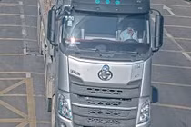 Trường hợp tài xế sử dụng điện thoại khi đang lái xe bị phát hiện. Ảnh: Cục CSGT.