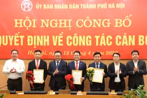 Lãnh đạo UBND Thành phố trao Quyết định và tặng hoa cho các cán bộ được bổ nhiệm