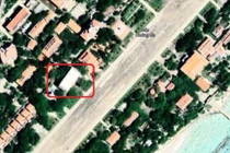 Cho đến tối nay (11/7), trên ứng dụng Google Map, hình ảnh lá quốc kỳ chưa xuất hiện trở lại trên nhà hội trường đảo Trường Sa Lớn.