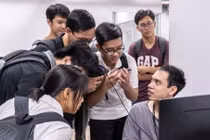 Các bạn sinh viên hào hứng tìm hiểu về những kỹ thuật làm phim được áp dụng tại Sconnect để tạo nên những tập phim triệu view.