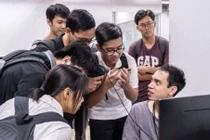 Các bạn sinh viên hào hứng tìm hiểu về những kỹ thuật làm phim được áp dụng tại Sconnect để tạo nên những tập phim triệu view.