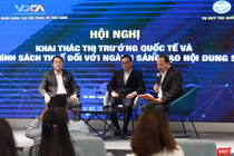 Ông Vũ Kiêm Văn - Phó Chủ tịch, Tổng Thư ký VDCA (trái) và ông Triệu Minh Long - Vụ trưởng Vụ Hợp tác quốc tế, Bộ TT&TT (giữa) trao đổi về hướng gỡ khó cho doanh nghiệp nội dung số.