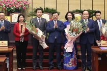 Bí thư Thành ủy Hà Nội Đinh Tiến Dũng và các lãnh đạo TP chúc mừng tân Phó Chủ tịch Vũ Thu Hà (thứ ba, phải sang) và các cán bộ vừa được bầu giữ các cương vị mới.