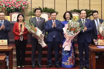 Bí thư Thành ủy Hà Nội Đinh Tiến Dũng và các lãnh đạo TP chúc mừng tân Phó Chủ tịch Vũ Thu Hà (thứ ba, phải sang) và các cán bộ vừa được bầu giữ các cương vị mới.