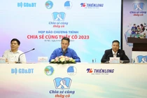 Anh Nguyễn Kim Quy (giữa) – Phó chủ tịch Thường trực Hội Liên hiệp thanh niên Việt Nam giới thiệu về chương trình.