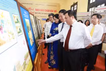 Giám đốc Học viện Chính trị quốc gia Hồ Chí Minh Nguyễn Xuân Thắng, Bộ trưởng Bộ Thông tin và Truyền thông Nguyễn Mạnh Hùng, Thứ trưởng Bộ Văn hoá, Thể thao và Du lịch Trịnh Thị Thuỷ và các đại biểu tham quan triển lãm. 