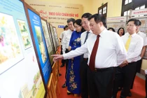 Giám đốc Học viện Chính trị quốc gia Hồ Chí Minh Nguyễn Xuân Thắng, Bộ trưởng Bộ Thông tin và Truyền thông Nguyễn Mạnh Hùng, Thứ trưởng Bộ Văn hoá, Thể thao và Du lịch Trịnh Thị Thuỷ và các đại biểu tham quan triển lãm. 