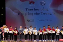 Ông Fang Yu - Phó Tổng Giám đốc Huawei Việt Nam trao tặng học bổng cho các sinh viên tài năng tại Techfest Vĩnh Phúc 2022.