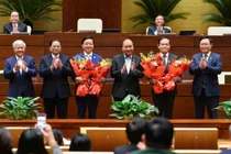 Các lãnh đạo Đảng, Nhà nước tặng hoa chúc mừng 2 tân Phó Thủ tướng Chính phủ - ông Trần Hồng Hà và ông Trần Lưu Quang.