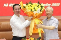 Tổng Bí thư Nguyễn Phú Trọng - Bí thư Quân ủy Trung ương - chúc mừng Chủ tịch nước Võ Văn Thưởng được Bộ Chính trị chỉ định tham gia Ban Thường vụ Quân ủy Trung ương.