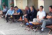 Tổng thống Argentina Maurico Macri thưởng thức cafe vỉa hè trên đường Lý Thường Kiệt. Ảnh: Clarin