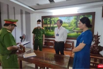 Công an tống đạt lệnh bắt đối với ông Tôn Thất Hạnh - Giám đốc CDC Đà Nẵng (Ảnh: Hồ Xuân Mai)