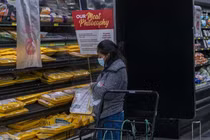 Lạm phát có thể đã đạt đỉnh, nhưng còn nhiều lực lượng khiến nó duy trì ở mức cao (Ảnh: Bloomberg)