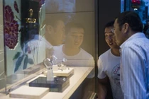 Nhiều người giàu ở Trung Quốc bán hết những chiếc đồng hồ Rolex đắt tiền mà họ rất yêu thích (Ảnh: AFP)