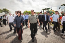 Thủ tướng Chính phủ Phạm Minh Chính phát biểu tại Nhà máy nước tinh khiết, thảo dược và hoa quả Núi Tiên của Tập đoàn TH