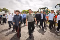 Thủ tướng Chính phủ Phạm Minh Chính phát biểu tại Nhà máy nước tinh khiết, thảo dược và hoa quả Núi Tiên của Tập đoàn TH