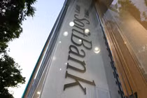 Bất chấp khoản lỗ khổng lồ, SoftBank vẫn xem xét về việc thành lập quỹ đầu tư mới (Ảnh: Bloomberg)