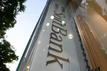 Bất chấp khoản lỗ khổng lồ, SoftBank vẫn xem xét về việc thành lập quỹ đầu tư mới (Ảnh: Bloomberg)