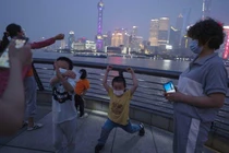 Thượng Hải và một số khu vực giàu có của Trung Quốc đang tiếp tục đầu tư vào nhiên liệu hóa thạch, bất chấp mục tiêu trung hòa carbon vào năm 2060 (Ảnh: AP)