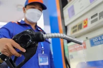 Giá xăng tiếp tục lập kỷ lục mới, vượt mốc 31.500 đồng/lít