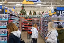 Tỷ lệ thất nghiệp thấp và lương tăng đã thúc đẩy chi tiêu tiêu dùng ở Mỹ (Ảnh: AP)