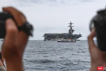 Sức hút của tàu sân bay USS Theodore Roosevelt của Hải quân Hoa Kỳ trên vịnh Đà Nẵng